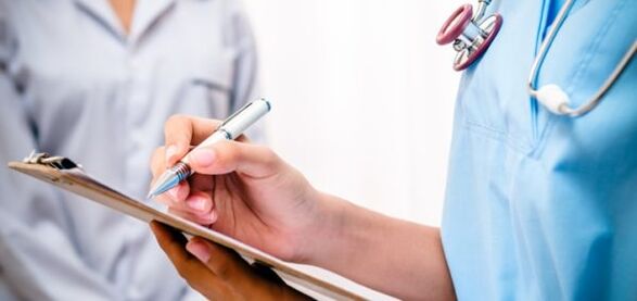 Der Arzt verschreibt eine Behandlung gegen Schmerzen im unteren Rückenbereich.