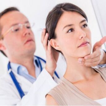 Ein Neurologe untersucht einen Patienten mit Nackenschmerzen. 