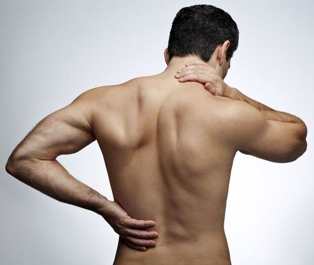 Anhaltender Schmerz unter dem linken Schulterblatt bei einem Mann, der einen Besuch bei einem Therapeuten erfordert