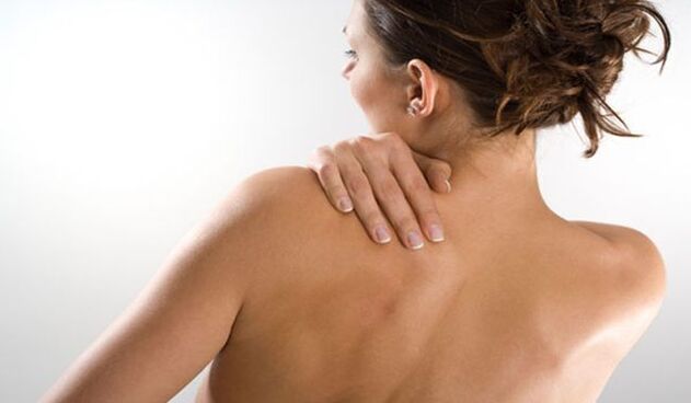 Die Frau macht sich Sorgen über die Schmerzen unter dem linken Schulterblatt im Rücken von hinten. 