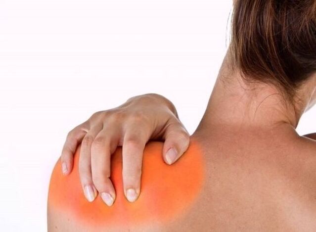 Schmerzen unter dem linken Schulterblatt sind ein Zeichen für eine der schwerwiegenden Erkrankungen. 